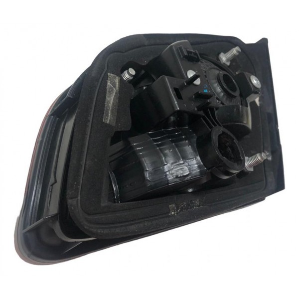 Lanterna Tampa Tras. Esquerda Fiat Siena 2010 C/detalhe Vermelho