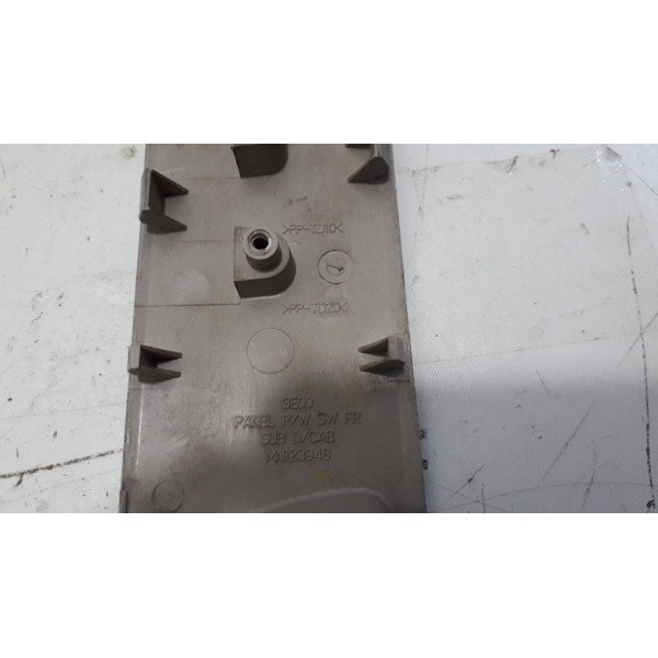Moldura Botão Vidro Dianteiro  Direito Mmc Triton 3.2 2010